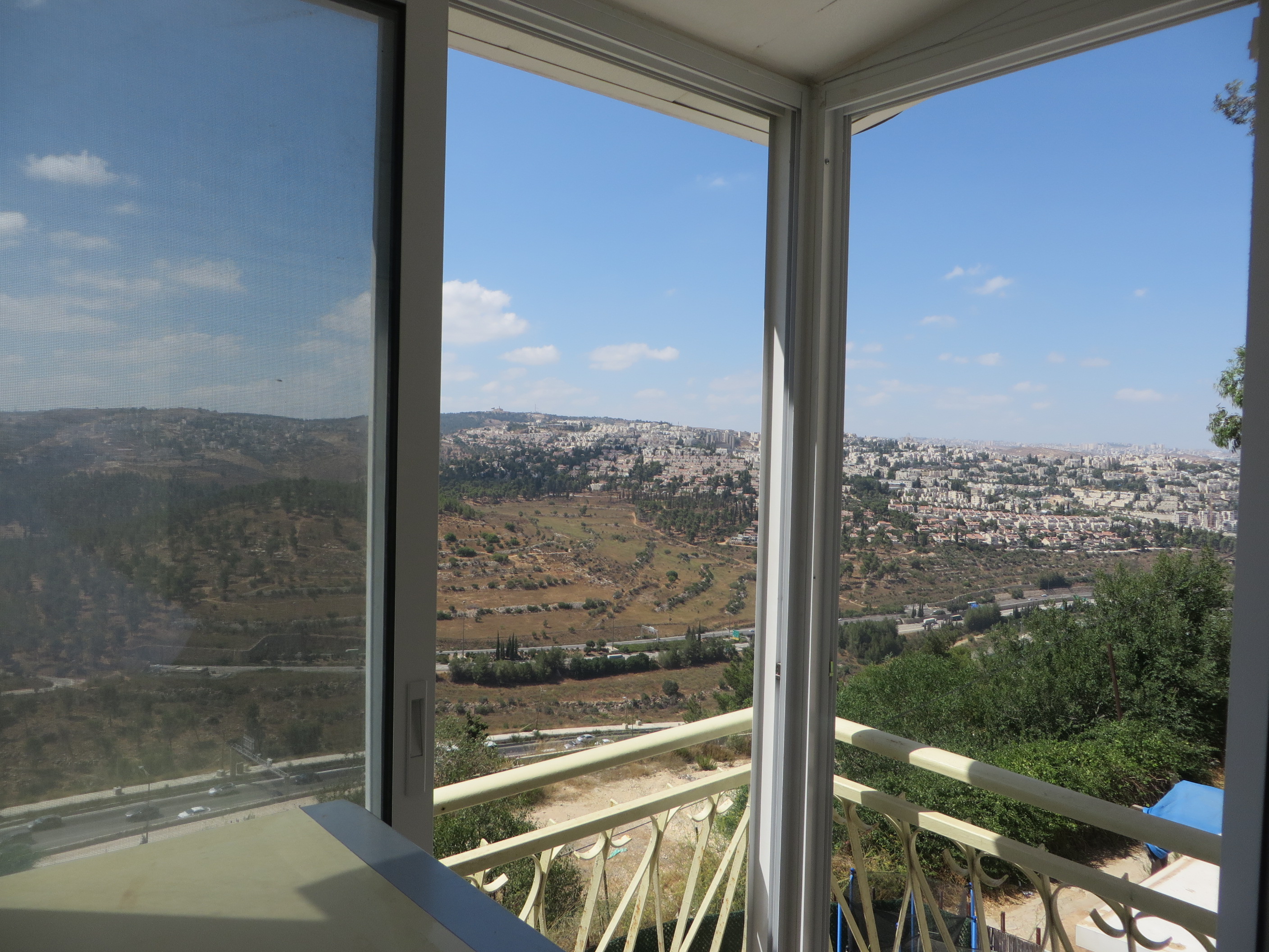 Beutiful new 1 bedroom Apt on Maanei Simcha Romema photo 3