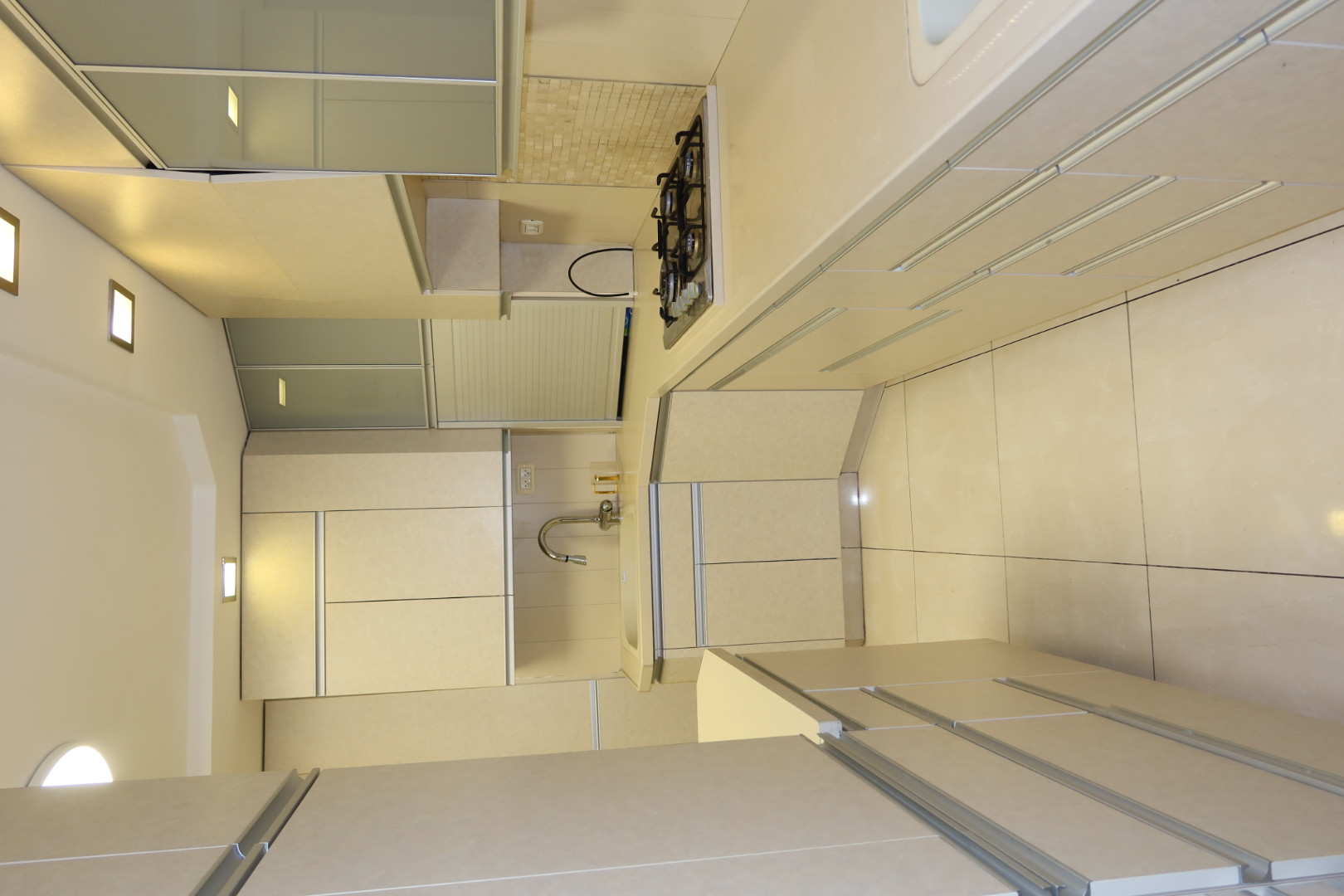 Spacious ground floor 3 bedroom apartment tcheles mordechai  photo 3